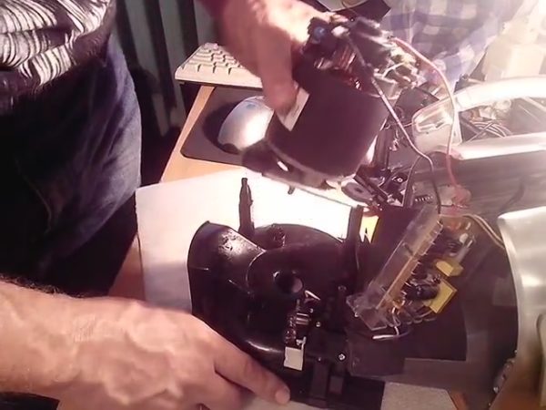 Премахване на контролния панел на двигателя Премахване на контролния панел на двигателя