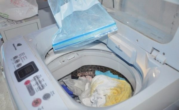  Прахообразно зареждане на полуавтоматична перална машина