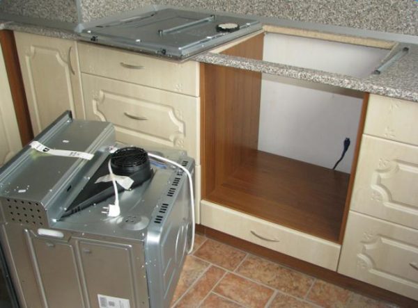 Подготовка на нишата и работното място под фурната