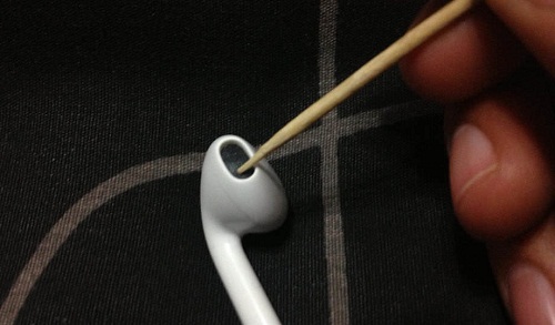 Почистване на Apple EarPods с клечка за зъби