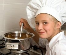 Момиче готви на печката