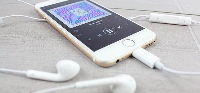  Iphone със слушалки
