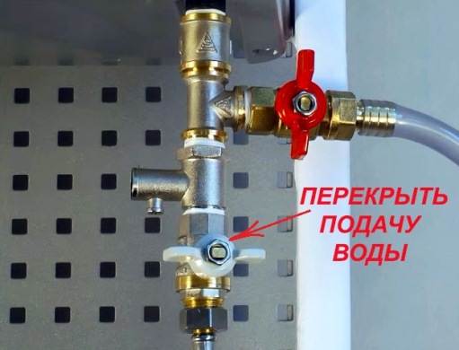 Изцедете водата през чайника