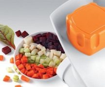  Разрязване на зеленчуците на кубчета на кухненски робот