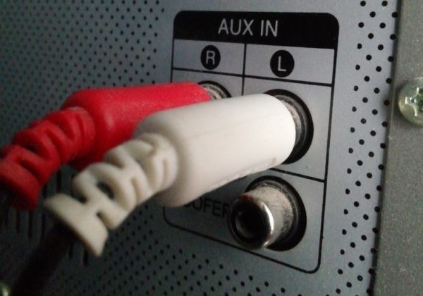 AUX на панела на музикалния център