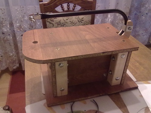 Маса със скоба