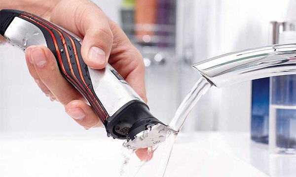 Изплакване на острието под течаща вода