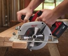  Работете с електрическия трион