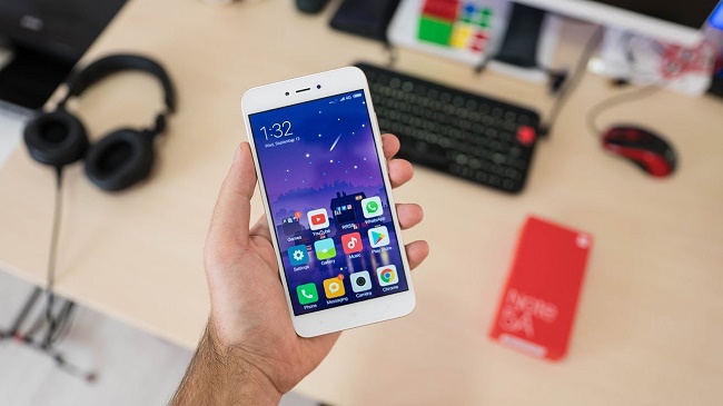 Xiaomi Redmi Забележка 5a в ръка