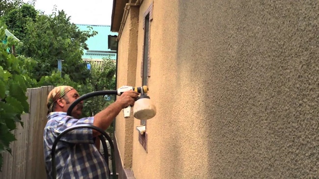  Поставянето на кожено палто с аерограф