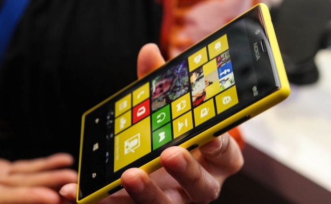 Nokia Lumia 720 в ръцете