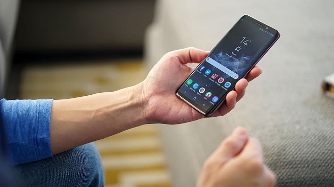  Samsung Galaxy S9 в ръка
